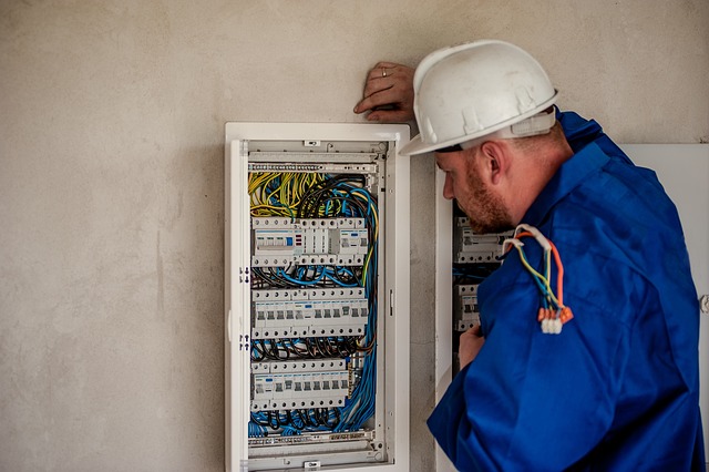 electrician-electrical-640x480-62701206.jpeg